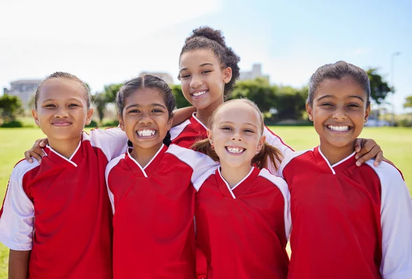 微笑和快乐的儿童足球女球员准备好了健身 团队合作和户外运动 儿童体育团体在体育训练 锻炼和游戏合作方面的形象 — 图库照片