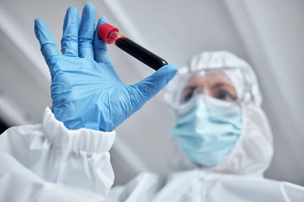 Doktor Covid Testi Için Eller Kan Tüpü Bilimsel Araştırma Için — Stok fotoğraf