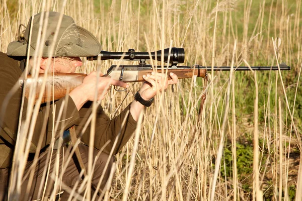 Zorgvuldig Verborgen Een Man Die Het Wild Jaagt — Stockfoto