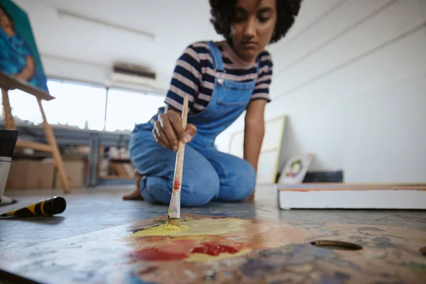 Kvinna Konstnär Målning Och Duk Golvet Konststudio För Kreativ Utställning — Stockfoto