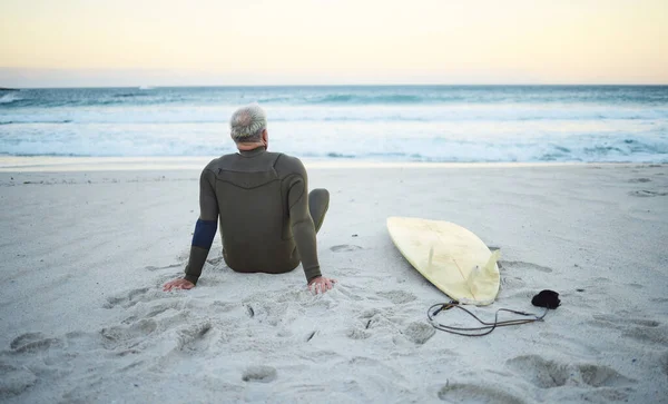 돌아보고 노인은 포르투갈 모래사장에서 휴식을 취하고 시원하게 쉬면서 수영을 파도타기 — 스톡 사진