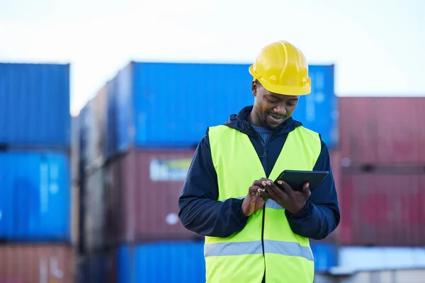 貨物や貨物倉庫でのサプライチェーン管理における物流 デジタルタブレットやブラックマン 流通またはストレージ技術のためのソフトウェアアプリを持つ産業エンジニアの労働者 — ストック写真