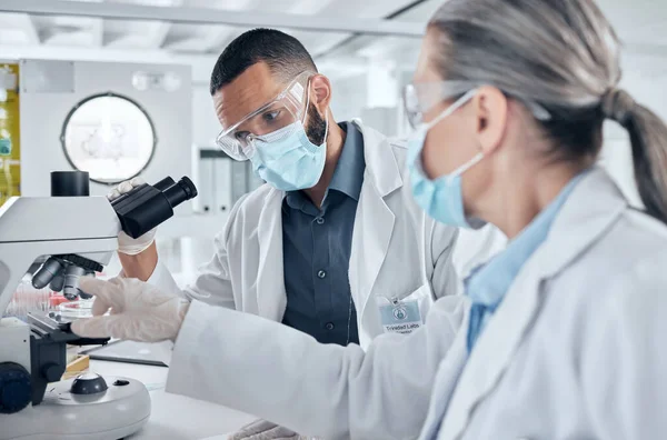 顕微鏡を用いた研究室のパートナーとの科学 チームワーク 男性と女性の科学者は実験室で実験 バイオテクノロジー 医学分析を行っています 医療チームでの医療との連携 — ストック写真