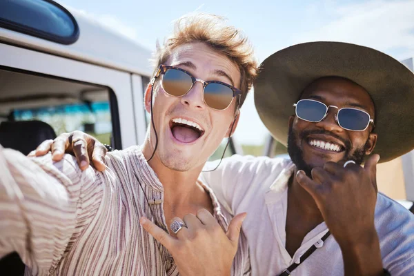 Amigos Viagem Selfie Por Homens Uma Aventura Viagem Estrada Verão — Fotografia de Stock