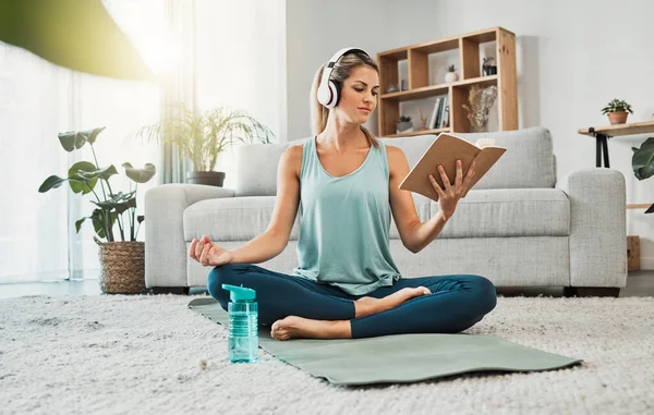 Медитаційна Йога Спокійна Музика Жінка Читають Книгу Слухаючи Подкаст Підлозі — стокове фото