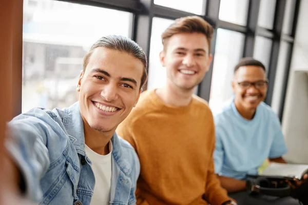 Estudantes Universitários Selfie Homens Amigos Mídias Sociais Universidade Escola Campus — Fotografia de Stock