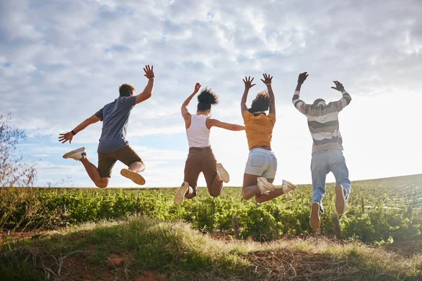 Friends Nature Jumping Freedom Countryside Summer Vacation Together Outdoors Group — Stock Photo, Image