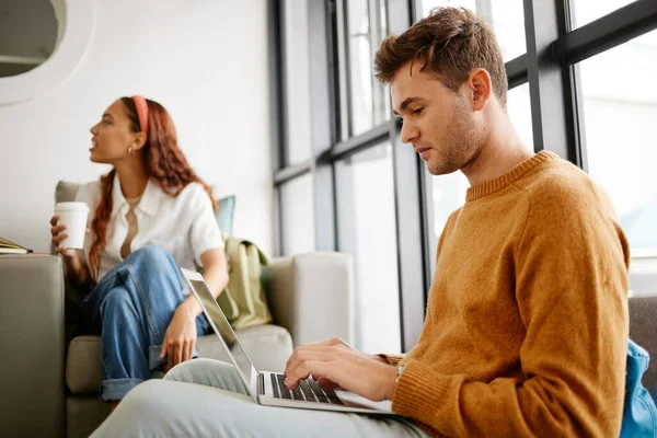 Aprendizagem Estudantes Planejamento Pesquisa Com Laptop Equipe Colaboração Estratérgica Educação — Fotografia de Stock