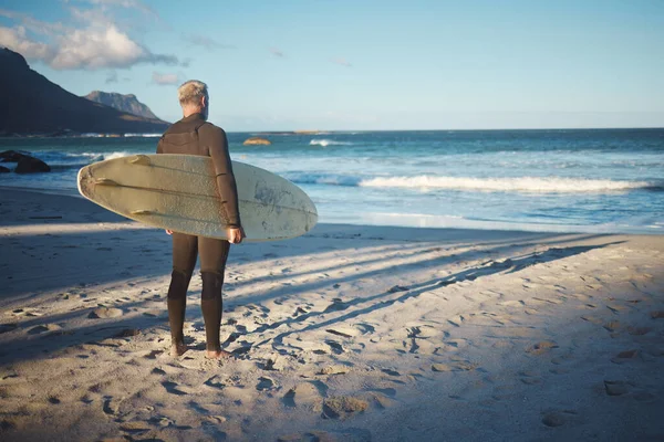 夏の冒険でサーフィンするための健康 フィットネス 健康のためのサーファー 高齢者やビーチ オーストラリアで水の中でリラックスし ワークアウトや運動するために海で波と朝のシニア 男と海 — ストック写真