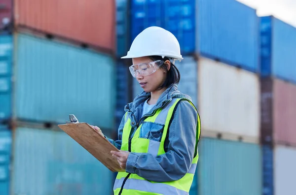 Mujer Trabajadora Logística Lista Verificación Envíos Trabajando Puerto Distribución Contenedores — Foto de Stock