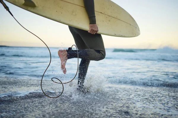 Strand Surfbrett Und Surfer Mann Fuß Wasser Sport Und Fitness — Stockfoto