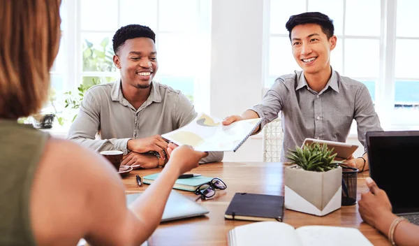 Verslag Vergadering Business Team Praten Samen Een Document Bij Een — Stockfoto