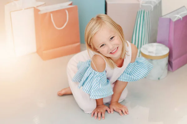 礼物或礼物 附有用于时尚 精品和奢华生活的女童肖像 带着购物袋在地板上的孩子 儿童打折的年轻零售顾客 服装销售营销 — 图库照片