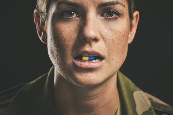 Medizin Medikamente Und Militärfrau Mit Tablette Mund Gegen Ptsd Depressionen — Stockfoto