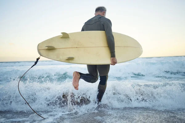Der Mensch Ist Sommer Mit Dem Surfbrett Strand Während Während — Stockfoto