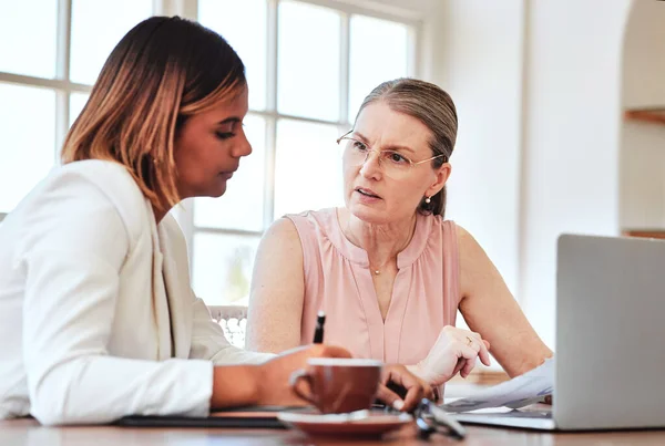 Mentor Ledare Och Affärskvinna Coachar Ung Anställd Nytt Jobb Ledarskap — Stockfoto