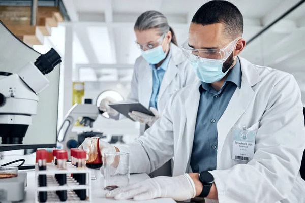 Wissenschaft Blutproben Und Dnaanalyse Labordurchbruch Und Medizinische Forschung Berufswissenschaftler Rotbecher — Stockfoto