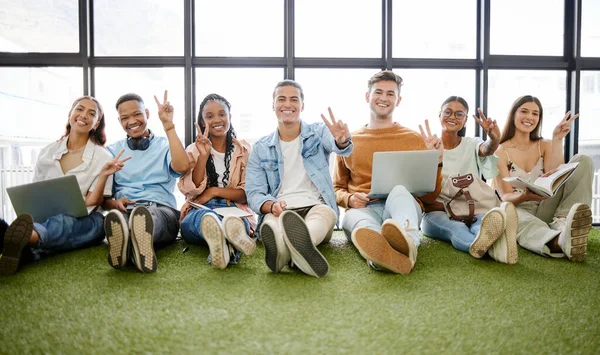 Béke Jel Üzleti Diákok Vagy Emberek Laptopon Digitális Marketing Startup — Stock Fotó