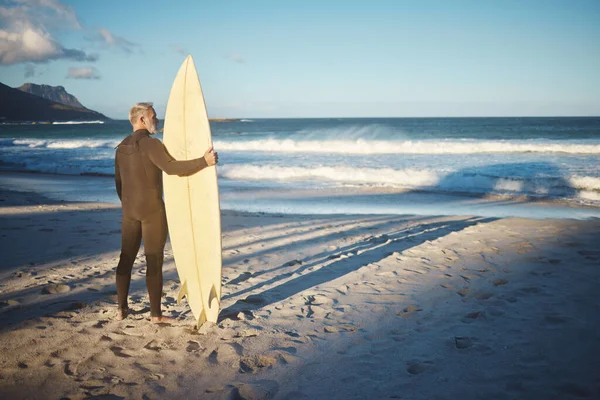 Strand Bräda Och Man Surfar Semester Brasiliens Sommarvatten Pensionering Frihet — Stockfoto