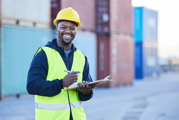 国際貿易港で働く間 サプライチェーンマネージャーの笑顔と幸せのチェックリスト 産業用貨物又はコンテナの輸出又は輸送のための港を有する黒人 — ストック写真