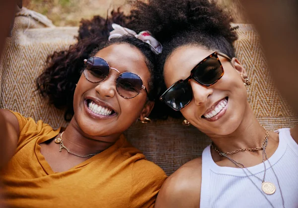 Mujer Relax Amigos Sonríen Para Selfie Juntos Felicidad Con Gafas — Foto de Stock