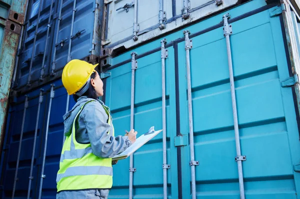 Checklist Cargo Container Management Door Vrouw Werken Met Levering Logistiek — Stockfoto