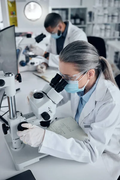 Covid Innovation Und Wissenschaftler Mit Mikroskop Einem Labor Für Medizinische — Stockfoto