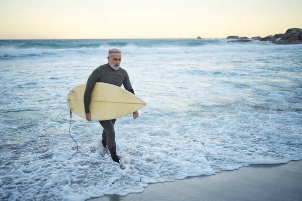 Surfe Prancha Surf Homem Sênior Praia Para Esportes Aquáticos Enquanto — Fotografia de Stock