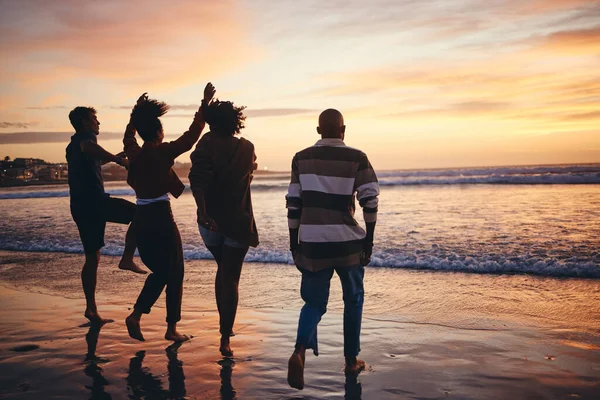 Silhouet Vrienden Aan Het Strand Zee Ontspannen Gelukkig Hebben Plezier — Stockfoto