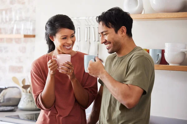 Feliz Cozinha Casal Conversa Manhã Juntamente Com Uma Xícara Café — Fotografia de Stock