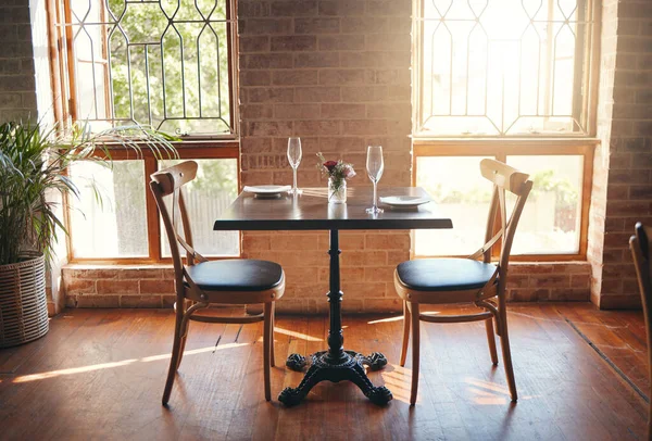 Quarto Vazio Copos Mesa Restaurante Para Encontro Romântico Celebração Jantar — Fotografia de Stock