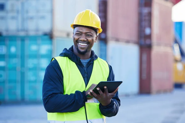 Logística Tablet Homem Negro Transportando Carga Internet Enquanto Trabalhava Armazém — Fotografia de Stock