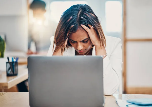 Mal Testa Stress Donna Affari Con Burnout Problemi Lavoro Computer — Foto Stock