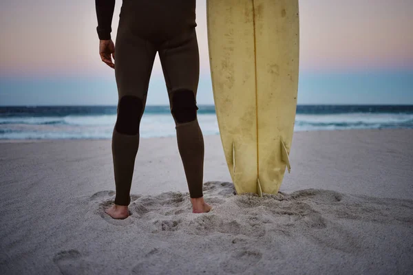 ビーチの砂の上の男の足 自然のサーファーはハワイの波と休日の健康的なスポーツ運動を見ています 海岸でサーフボードを持っている人 日没と夏の旅行休暇で穏やかな海の水 — ストック写真