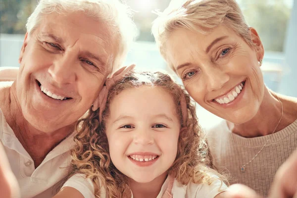 Phone Selfie Grandparents Girl Child Family Love Smile Happy Bonding — Stock Photo, Image