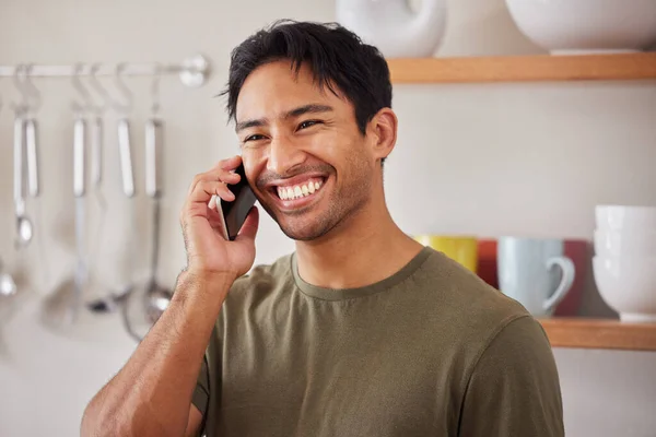 Ευτυχισμένος Άνθρωπος Τηλεφώνημα Και Επικοινωνία Στην Κουζίνα Του Σπιτιού Για — Φωτογραφία Αρχείου