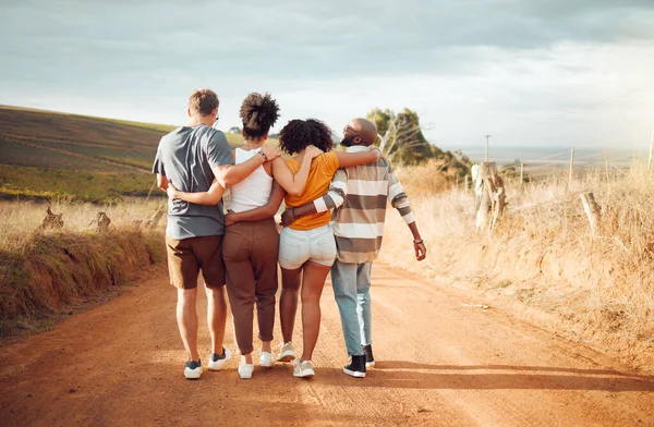 Hug Friends Walking Back View Countryside Group Holiday Bonding Moment — Stock Photo, Image