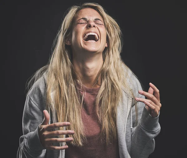 Психическое Здоровье Сумасшедшая Биполярная Женщина Смеется Кричит Темной Студии Психологии — стоковое фото