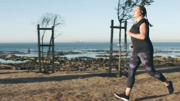 Size Kobieta Działa Muzyka Trening Plażowy Miami Floryda Ćwiczeń Szkolenia — Wideo stockowe