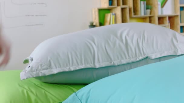 Расслабьтесь Подушка Студентка Прыгают Цветной Кровати Фасолевом Пакете Спят Отдыхают — стоковое видео