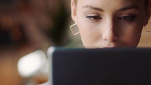 Zakelijke Vrouw Onderzoek Laptop Met Koffie Drinken Lezen Online Nieuws — Stockvideo