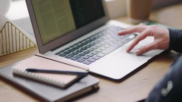 Zoom Manos Mujeres Computadora Portátil Leyendo Trabajando Internet Línea Investigación — Vídeos de Stock