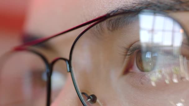 Ojos Creativos Hombre Con Gafas Ojo Visión Zoom Con Ordenador — Vídeos de Stock