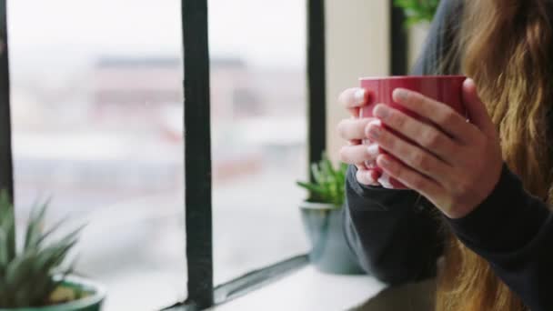 Myślenie Okno Smutna Kobieta Piją Herbatę Patrząc Nostalgiczną Kobietę Stojącą — Wideo stockowe