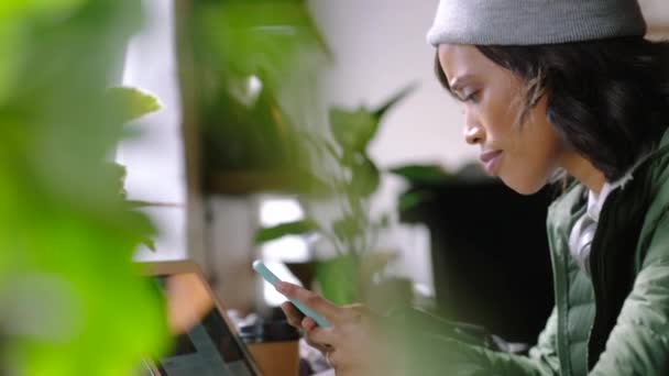Mujer Oficina Moderna Teléfono Una Startup Tecnológica Mientras Que Hacer — Vídeo de stock