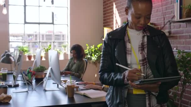 Mujer Negra Diseñadora Gráfica Feliz Orgullosa Oficina Con Lápiz Tableta — Vídeo de stock