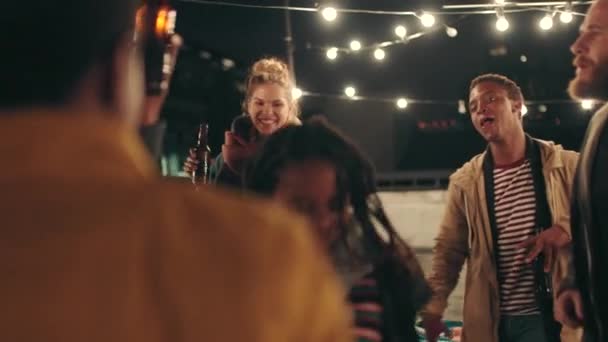 Gece Siyah Kadın Çatı Partisinde Dans Etmek Bira Alkol Içki — Stok video