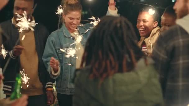 Maytap Kutlama Kanada Gece Vakti Çatıdaki Bir Partide Birlikte Olan — Stok video