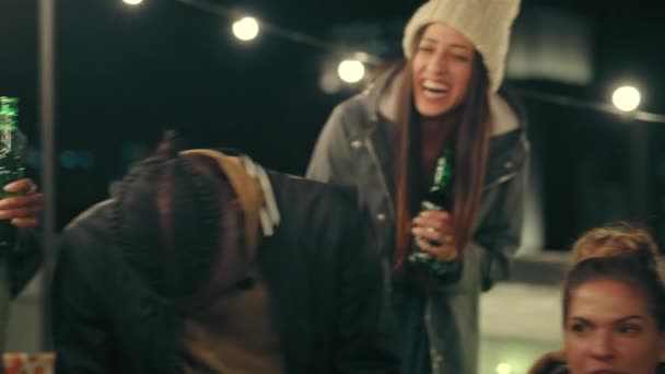Akşamları Arkadaşlar Birlikte Eğlenirken Çatıda Bira Içip Eğleniyorlar Mutlu Çatı — Stok video