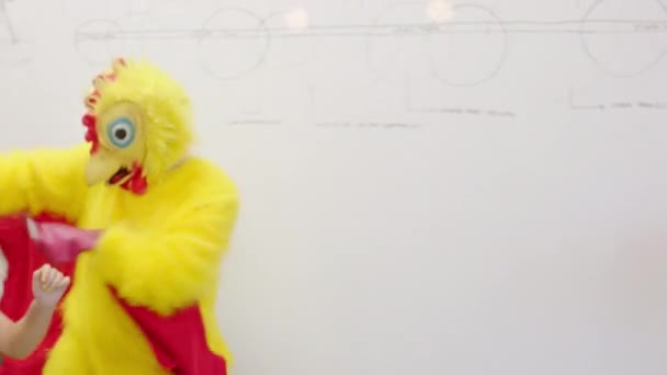 Співробітник Курячому Костюмі Танцює Смішні Меми Божевільний Офіс Командній Зустрічі — стокове відео